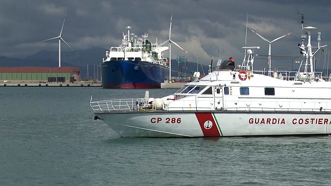 La Golar Tundra nel porto di Piombino sorvegliata dalla Guardia costiera