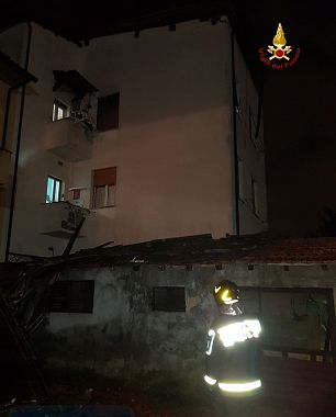 A Livorno condominio evacuato per il tetto scoperchiato dal vento