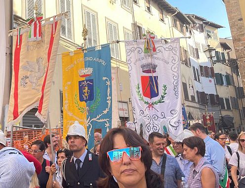 Gonfaloni al Toscana Pride 2023 di Firenze