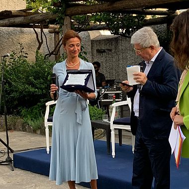 Cristina Manetti riceve il premio da Massimo Scambelluri