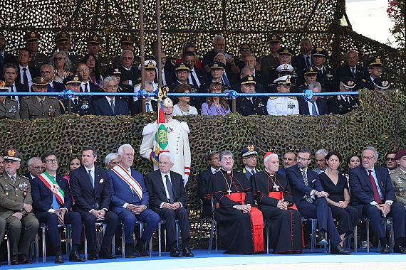 Il presidente Mattarella con i vertici delle istituzioni militari, civili e religiose