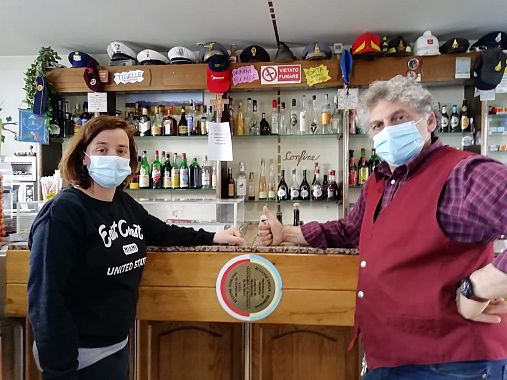 Vanessa Verucchi e Paolo Marchi Lunardi, titolari del bar a metà tra Toscana ed Emilia Romagna