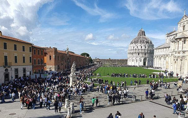 Gli studenti a Pisa in piazza dei Miracoli per il rito della lucertola 