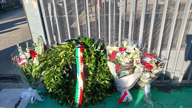 I fiori deposti davanti al luogo della tragedia