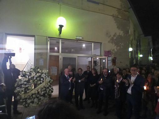 La corona deposta all'ospedale Santa Chiara di Pisa