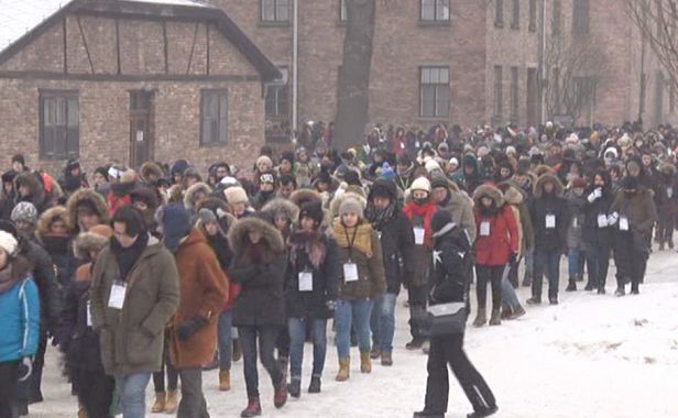 Gli studenti del Treno della Memoria in visita ad Auschwitz 