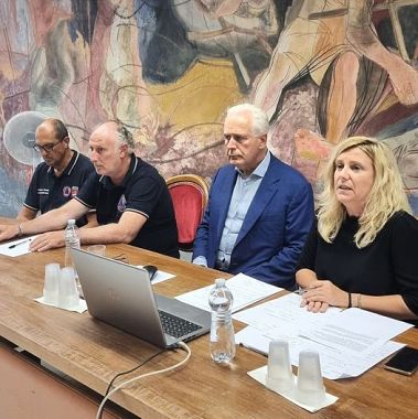 La conferenza stampa a Carrara