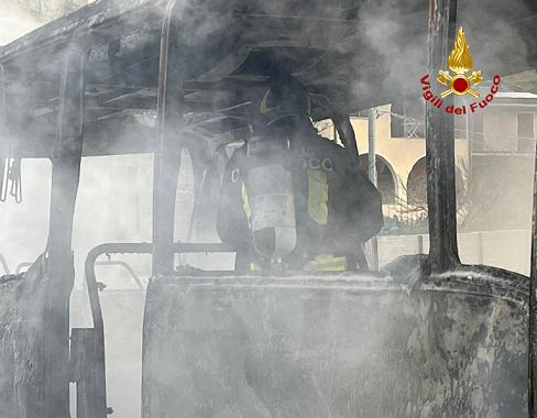 Un pompiere nell'autobus distrutto
