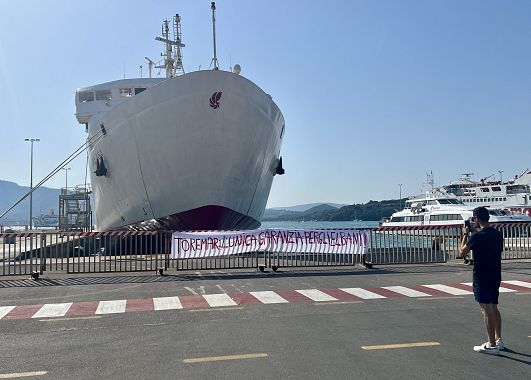 Uno dei traghetti fermi in porto