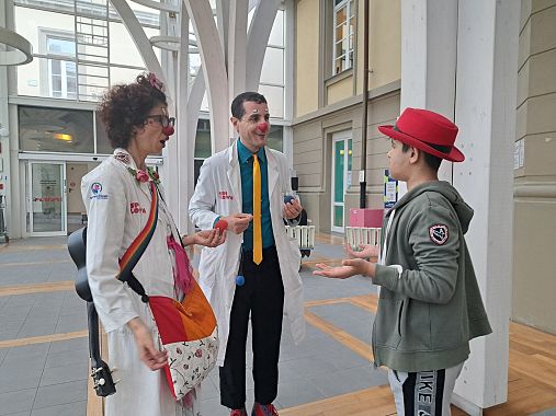 Hussein con i clown ospedalieri