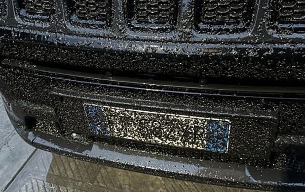 Così un'auto dopo l'impatto coi moscerini