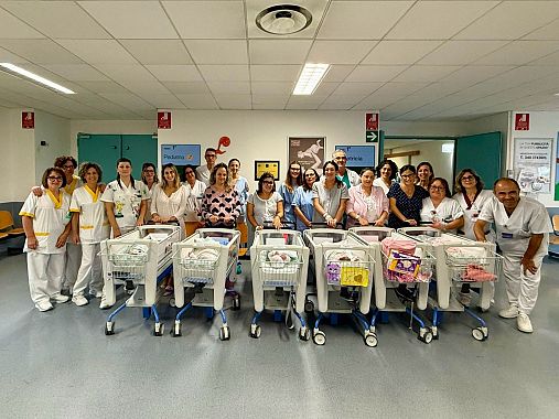 Foto di gruppo con i neonati all'ospedale di Nottola
