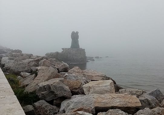 Viareggio avvolta nella nebbia