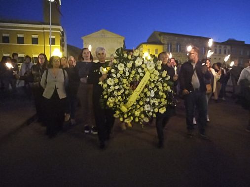 La corona di fiori in testa al corteo