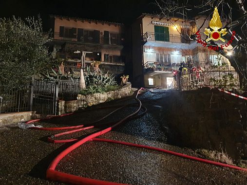 L'intervento dei pompieri per domare l'incendio