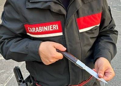 Il coltello recuperato dai carabinieri
