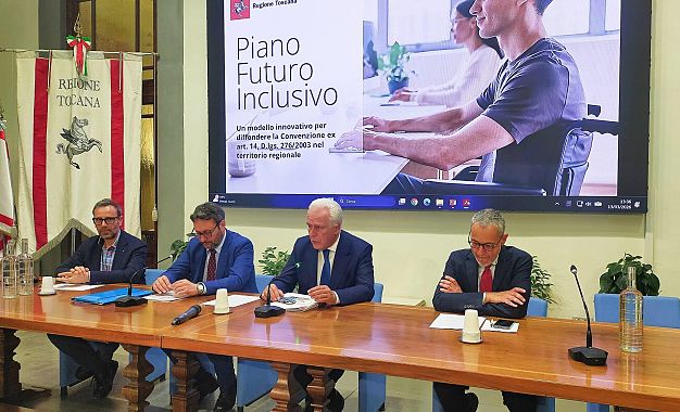 Il presidente Giani durante la conferenza stampa assieme all'assessore Lenzi, il direttore Anci Gheri e il dirigente Cappelli