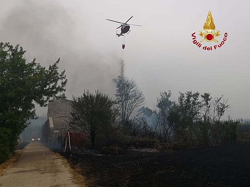 L'elicottero Drago in azione sul luogo dell'incendio