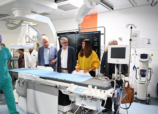 Il presidente Giani e l'assessore Bezzini con la direttrice Matarrese in una delle tre nuove sale angiografiche