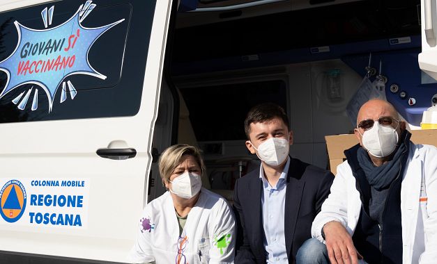 Il camper vaccinale con due operatori sanitari e Bernard Dika, consigliere del presidente Giani