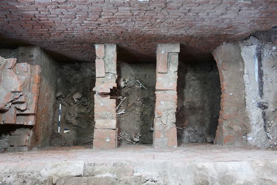 Lo scavo della sepoltura multipla risalente al XVII secolo