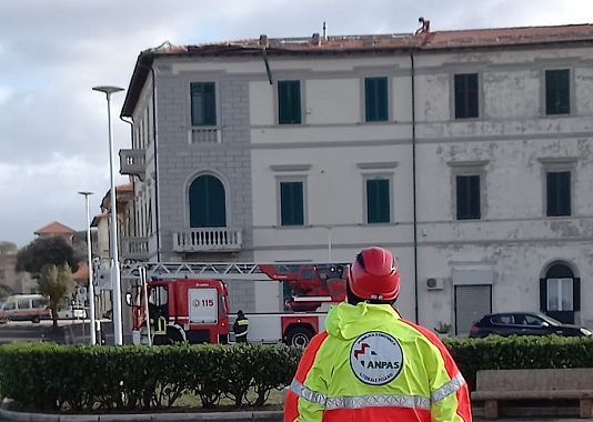 I vigili del fuoco a Marina di Pisa 2