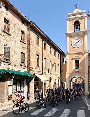 Un passaggio dei ciclisti da Palaia