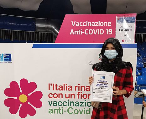 Una ragazza straniera dopo la vaccinazione