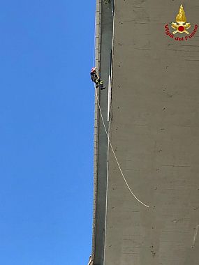 I vigili del fuoco verificano lo stato del ponte di Calignaia 2