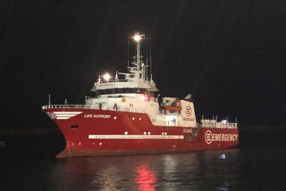 L'arrivo in porto a Livorno della nave Life Support