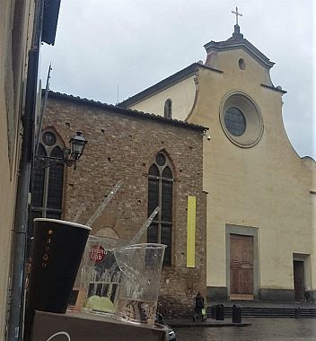 Bicchieri di plastica lasciati su un defibrillatore in Santo Spirito