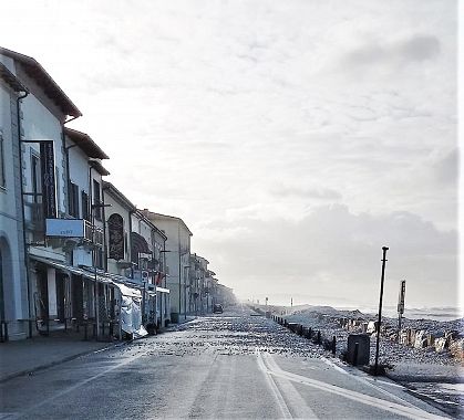 Il lungomare di Marina di Pisa invaso dai sassi