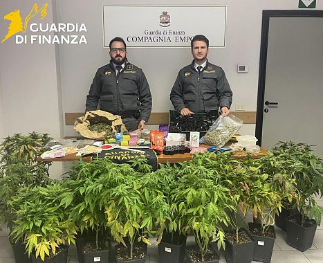 I finanzieri con quanto sequestrato