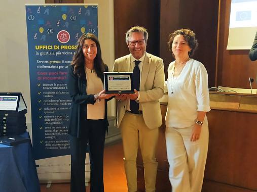 L'assessore Alberto Lenzi consegna le targhe