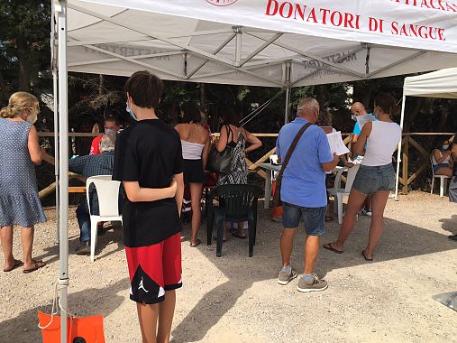 Il camper di Vaccini in spiaggia