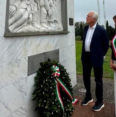 La deposizione della corona di alloro al monumento ai caduti da parte del presidente Giani