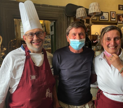 Gianni Morandi con i ristoratori