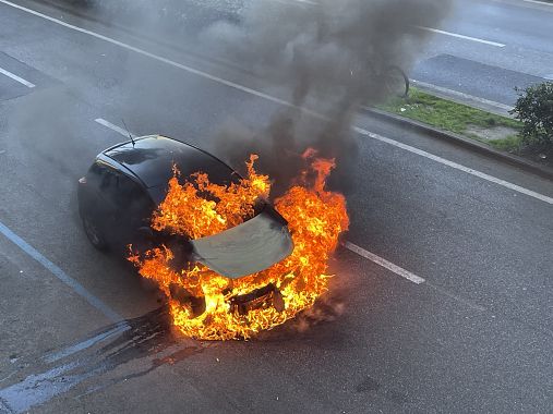 L'auto in fiamme in viale Redi