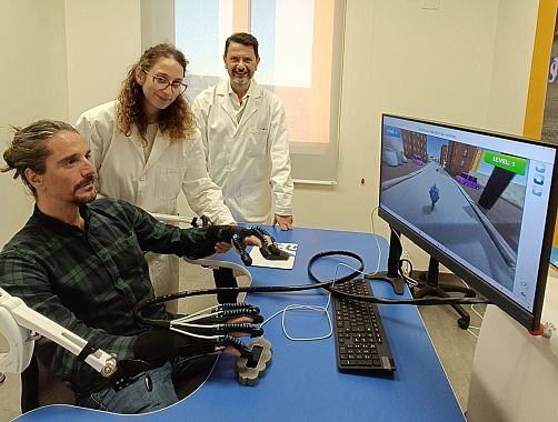 In piedi il professor Carmelo Chisari e la dottoressa Valentina Azzollini