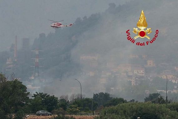 L'elicottero Drago in azione sul luogo dell'incendio