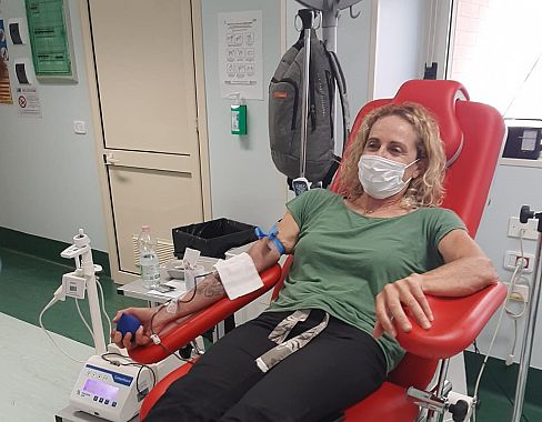 Alessandra Sensini durante la donazione