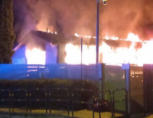 Il capannone in fiamme