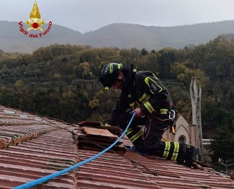 A Vaiano intervento dei vigili del fuoco su un tetto