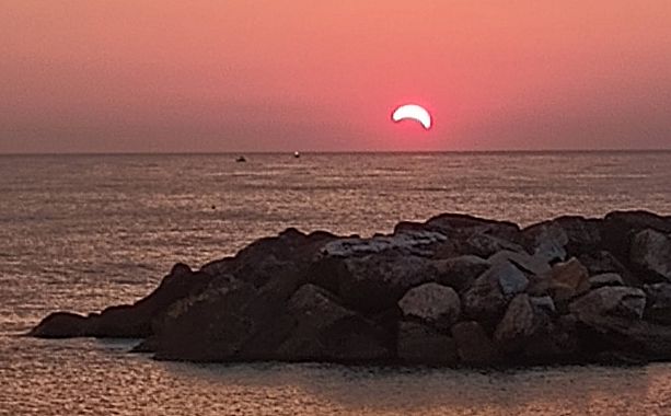 L'eclissi solare a Marina di Pisa