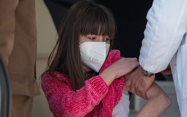 Una bambina mentre si vaccina