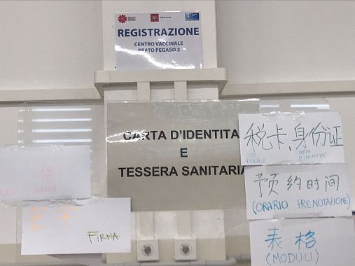 I cartelli in doppia lingua nel centro vaccinale di Prato
