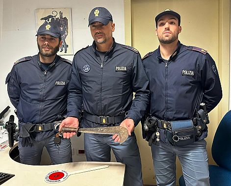 I poliziotti con la roncola usata per l'aggressione