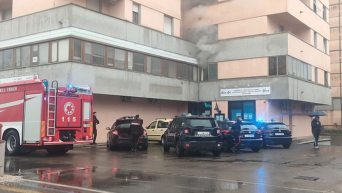 Carabinieri e vigili del fuoco sul luogo dell'incendio