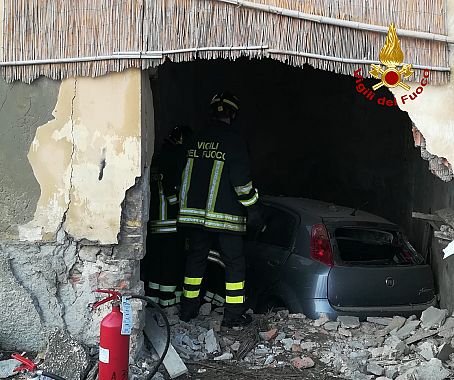 L'auto nell'edificio sfondato