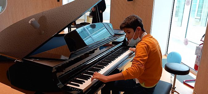 Hussein ha imparato a suonare il pianoforte